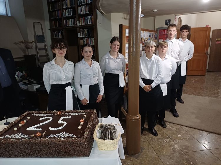 🎉 25 éves lett a Bárdos Ferenc Helyismereti Klub! 🥂🍰