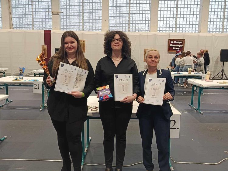 A VI. Országos Díszcsomagoló Versenyen, Kiskunfélegyházán csapatunk kiváló eredményt ért el! 🎉🎀