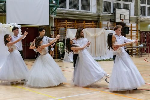 Kék szalag, új fejezet – Szalagavató a Bányaiban! 🎓✨